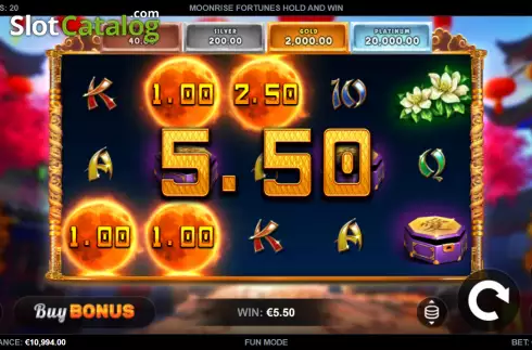 Скрин3. Moonrise Fortunes Hold & Win слот