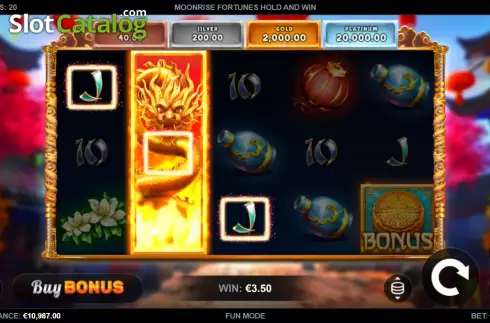 Скрин4. Moonrise Fortunes Hold & Win слот